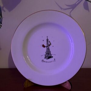 Elegant White Dinner Plate with Gold Rim